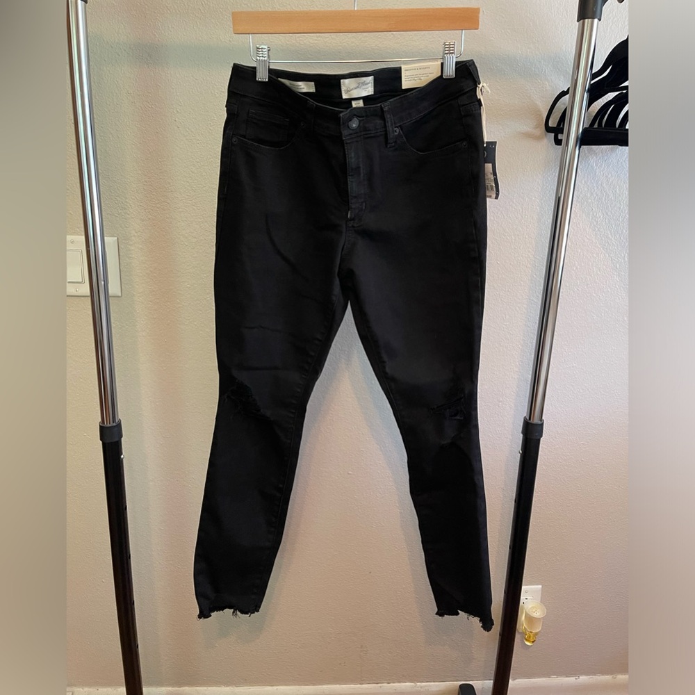 Universal Thread Black distressed skinny jeans size 8